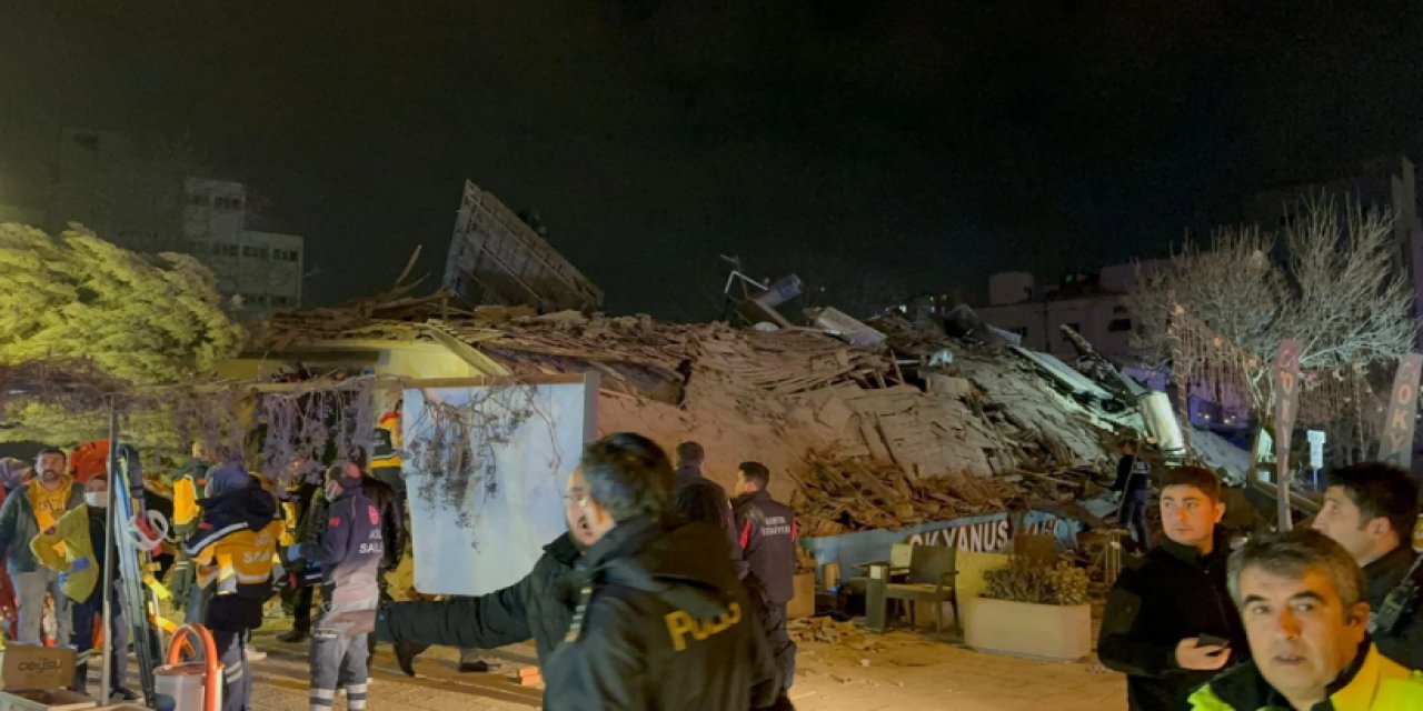 Konya'da enkaz altındaki 5 kişiyle iletişim kuruldu