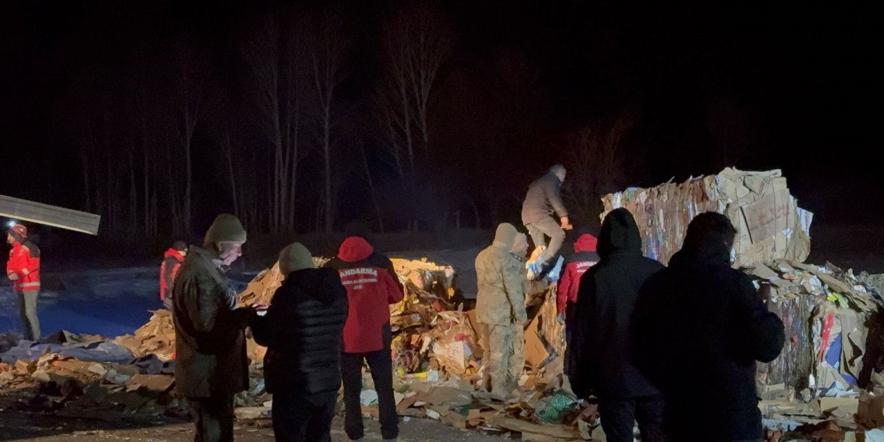 Kaçak göçmen taşıyan TIR'ın dorsesi çöktü: 1 ölü