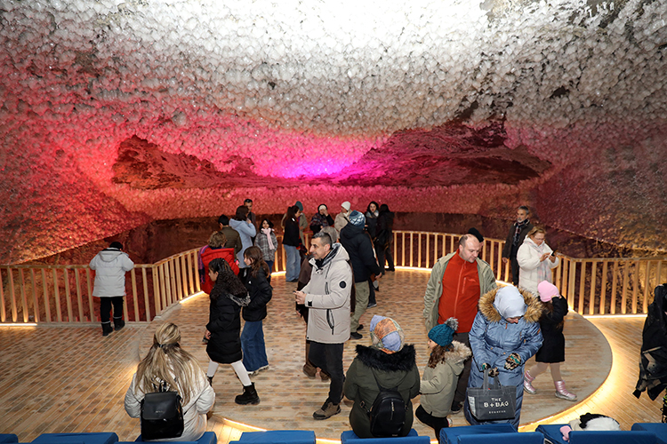 Iğdır'ın Tuz Mağaraları turist akını var