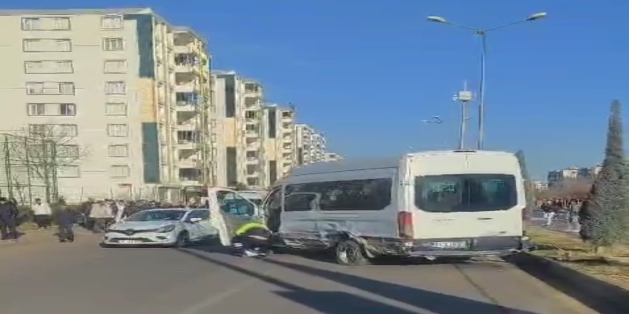 Diyarbakır'da halk otobüsü ile minibüs çarpıştı: Yaralılar var