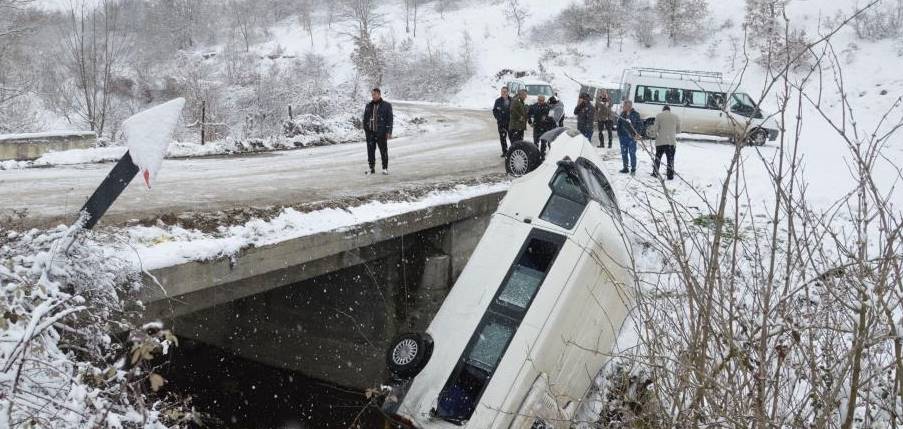 Cenazeye giden minibüs devrildi: 15 yaralı