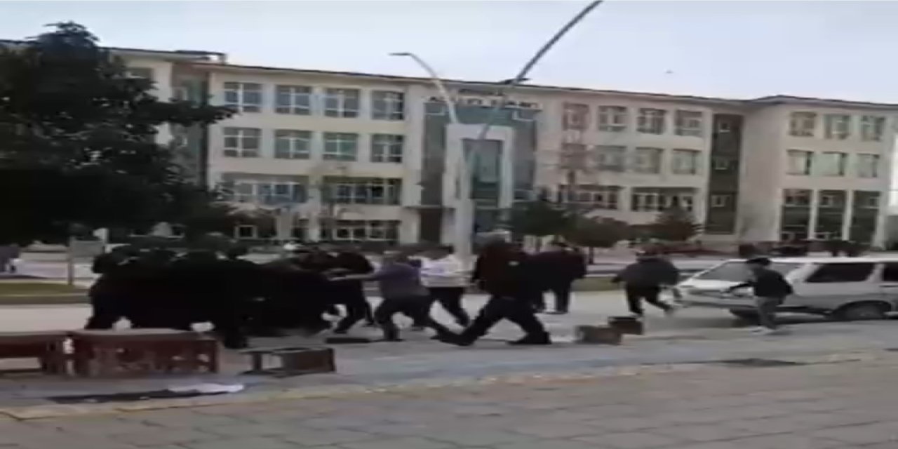 Husumetli grupların sopalı tabureli kavgasında 9 gözaltı