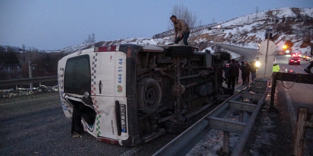 Minibüs devrildi: 11 yaralı