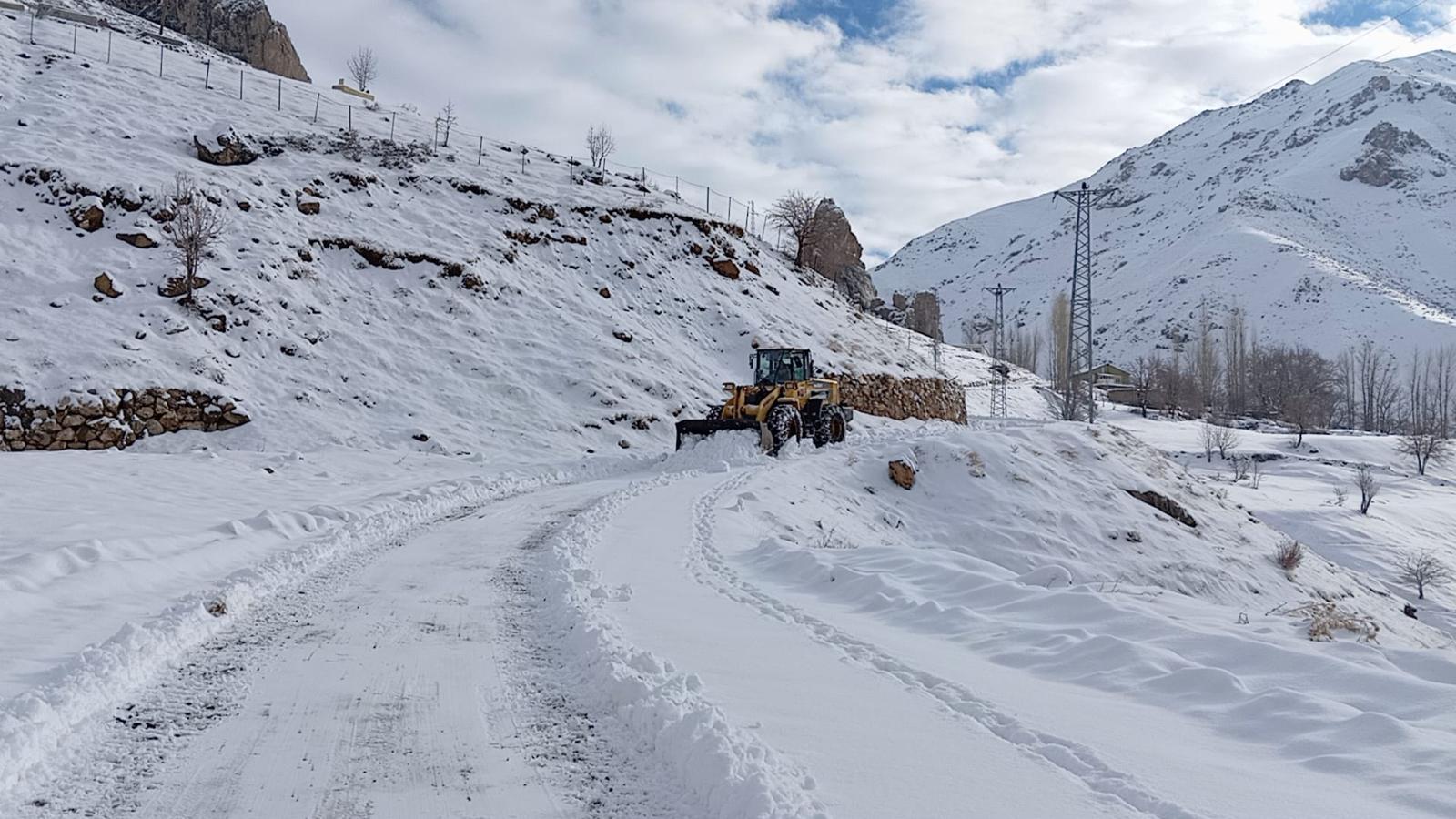 Elazığ ve Şırnak'ta 19 yerleşim yerine ulaşım sağlanamıyor