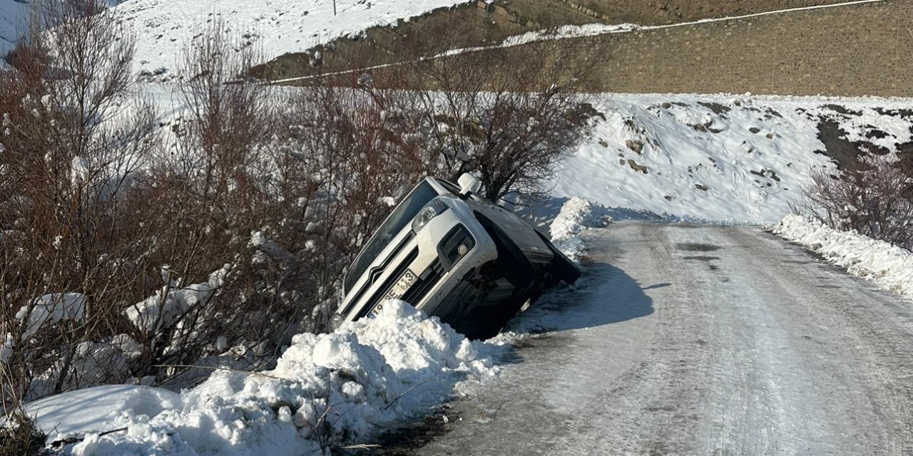 Virajı alamayan araç köprüde asılı kaldı