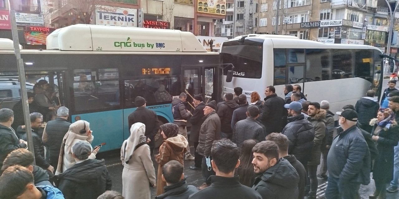 Diyarbakır'da belediye otobüsü polis aracına çarptı