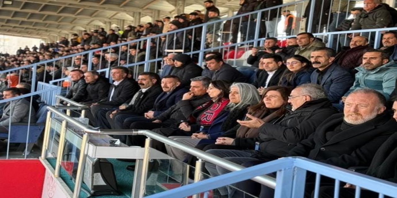 Diyarbakır Belediyesi Eş Başkanları tribünde