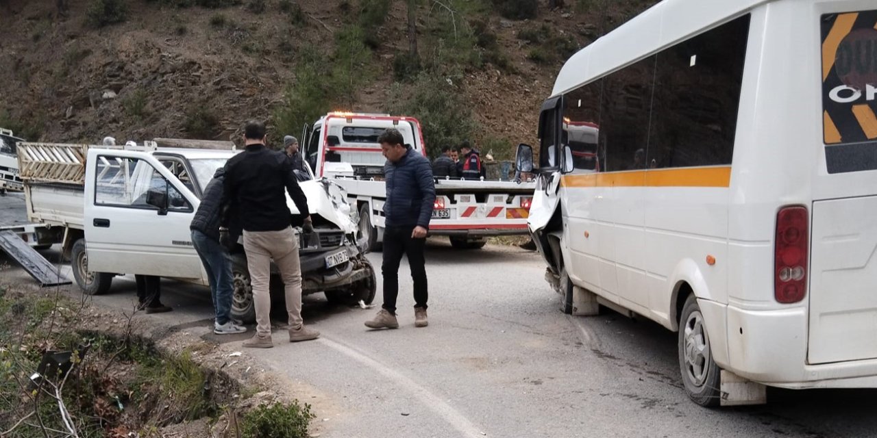 Öğrenci servisi ile kamyon çarpıştı: 24 yaralı