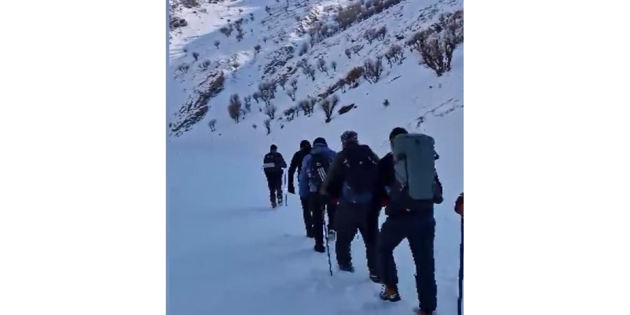 Dağcılar karla kaplı Nemrut Dağı'na tırmandı