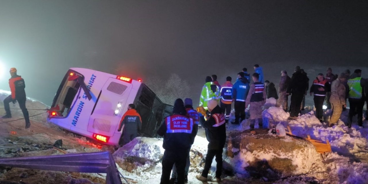 Yolcu otobüsü şarampole yuvarlandı: 4 ölü, 32 yaralı