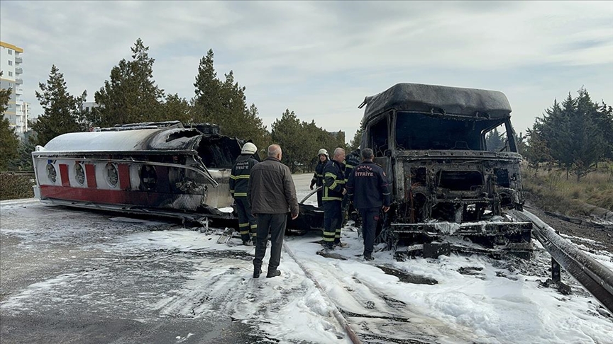 Otoyolda devrilen akaryakıt tankerinde yangın çıktı