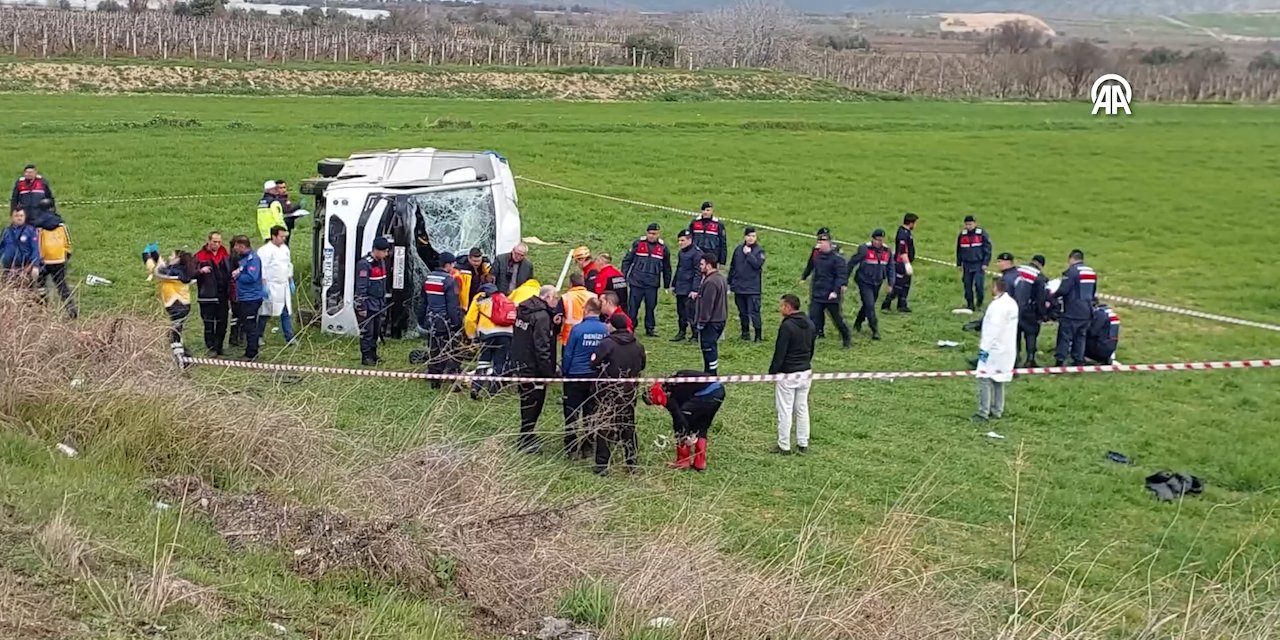 Öğrenci servisi devrildi: 2 ölü, 26 yaralı