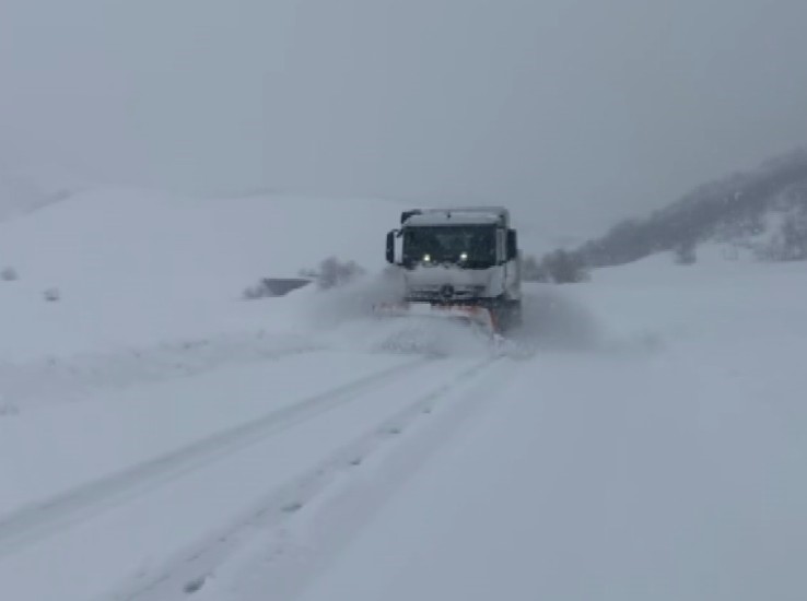 Tunceli'de yoğun kar yağışı: 82 köy yolu ulaşıma kapandı