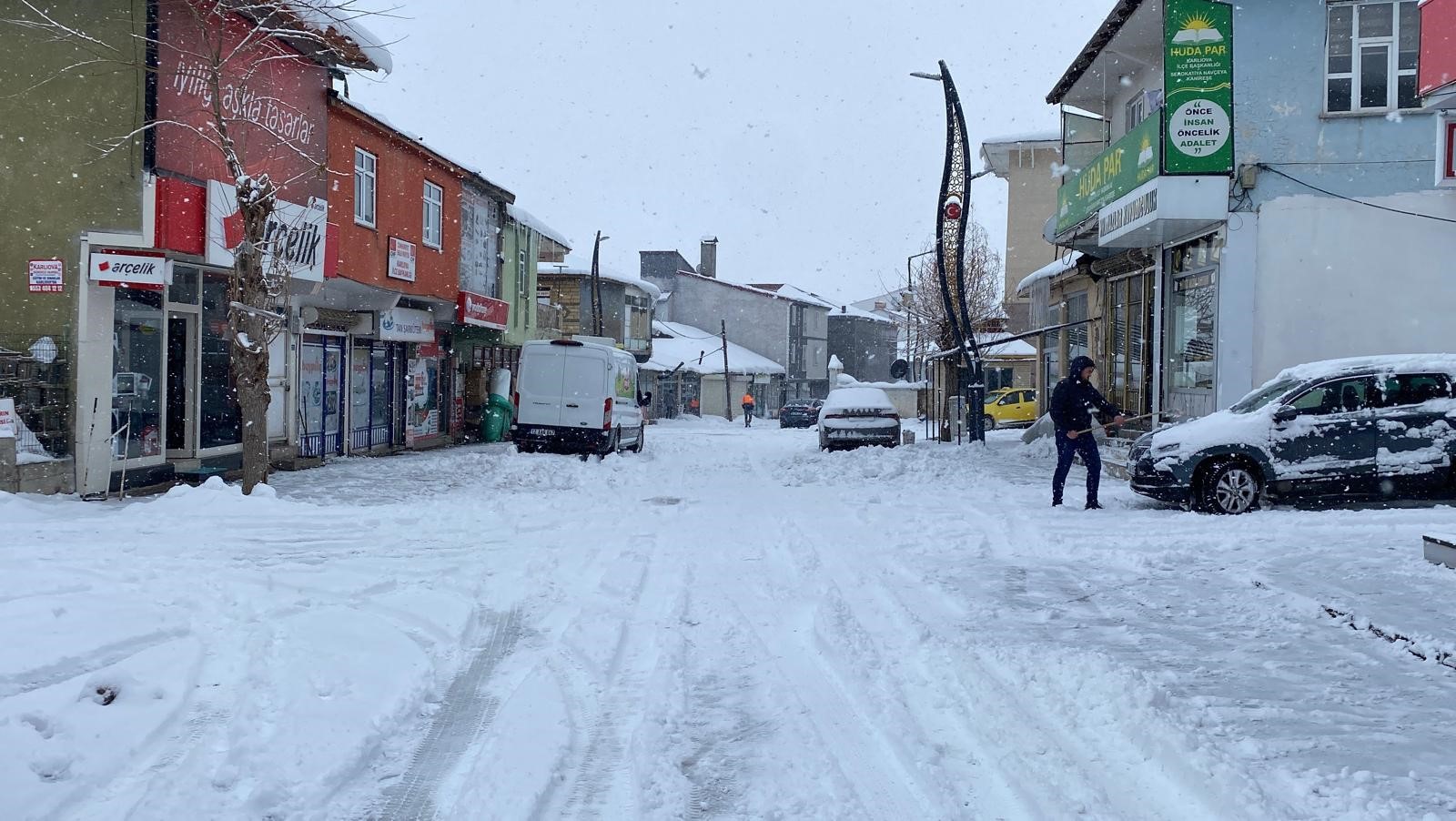 Karlıova'da 20 köy yolu ulaşıma kapandı