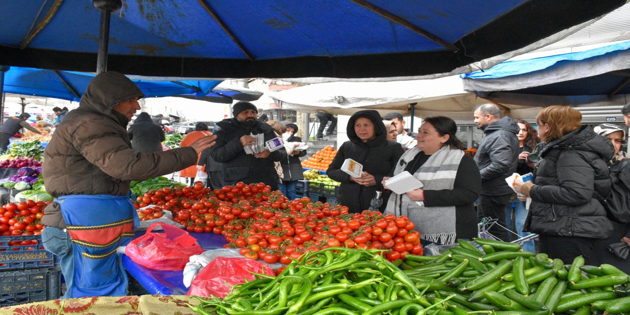 Eş Başkan Ayaz pazarda Kürtçe fiyat etiketi dağıttı