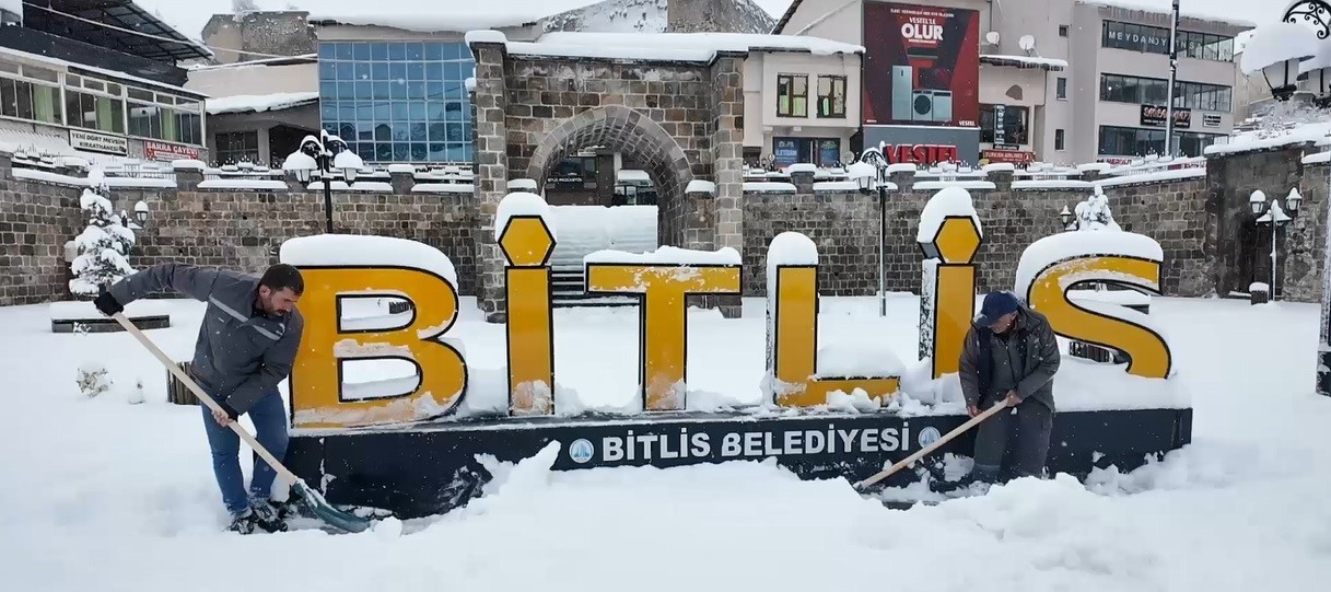 Bitlis’te 300 köy yolu ulaşıma kapandı