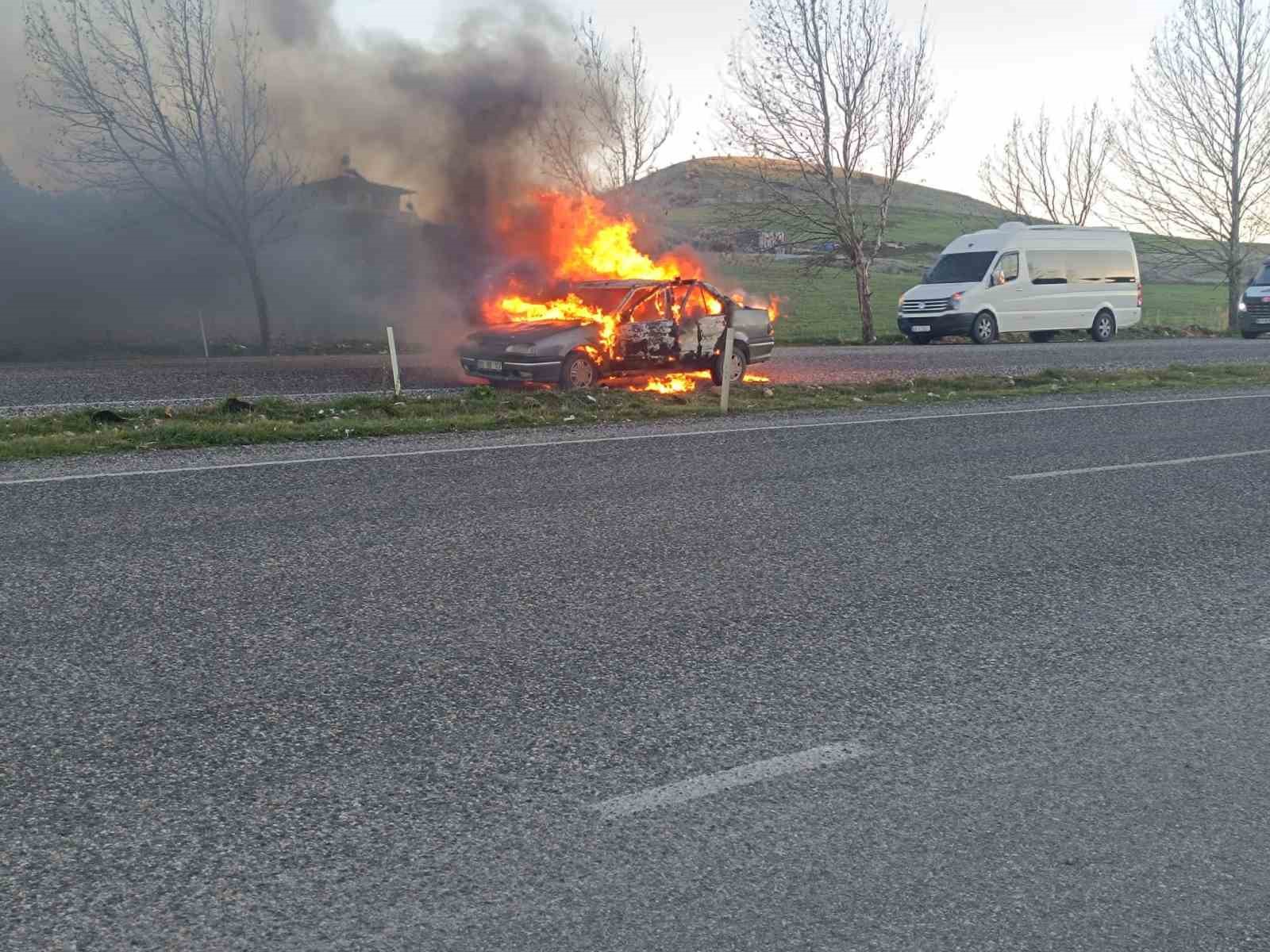 Seyir halindeki otomobil alev aldı