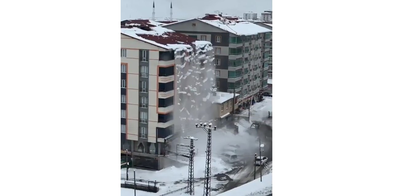 Kar Kütlesi Şelale Gibi Caddeye Aktı