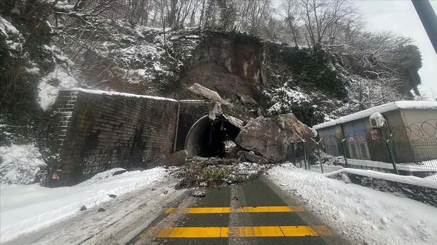 Karadeniz Sahil Yolu'nda heyelan oldu