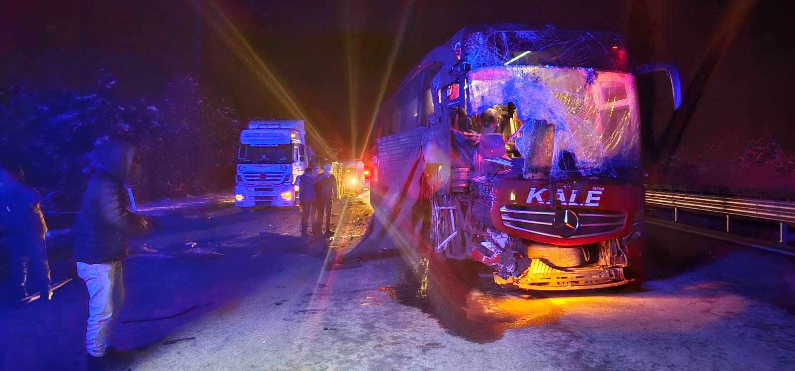 Yolcu otobüsü tıra çarptı