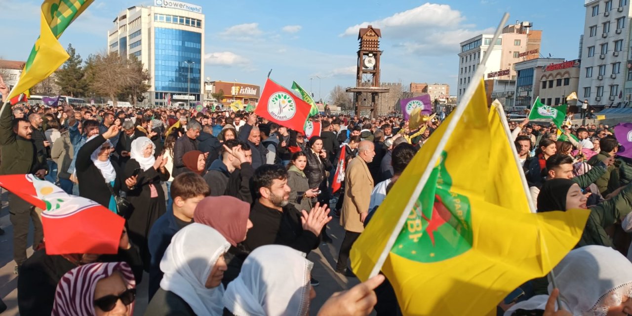 Dağkapı Meydanı'nda mahşer kalabalığı: Öcalan'ın mesajı bekleniyor