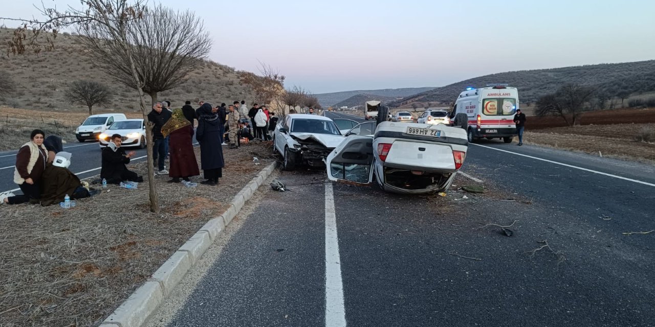 Mardin’de iki otomobil çarpıştı: 10 yaralı