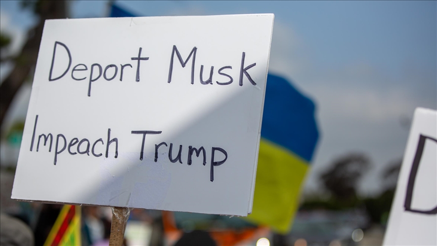 Musk, sahibi olduğu Tesla'nın mağazaları önünde protesto edildi