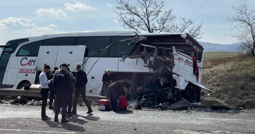 Tır yolcu otobüsüne arkadan çarptı: 11 yaralı