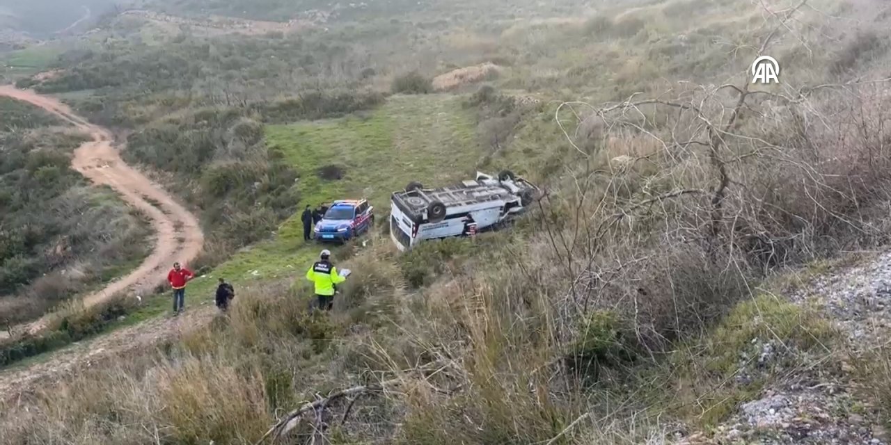 Hasta taşıyan minibüs devrildi: 1 ölü