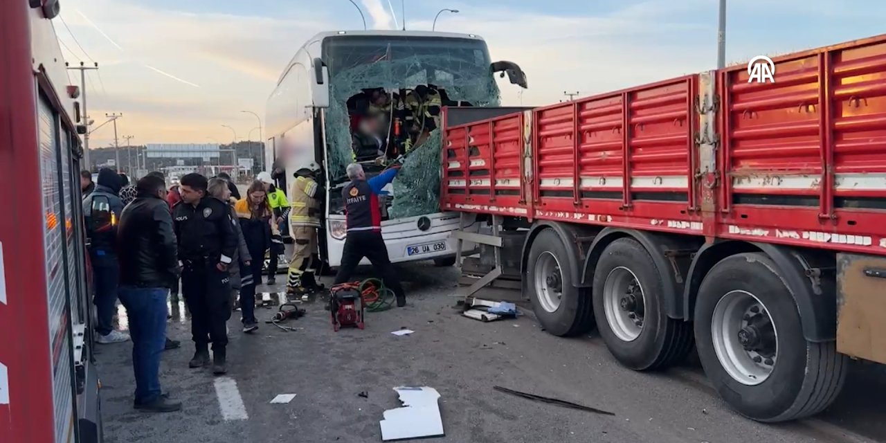 Yolcu otobüsü TIR'a çarptı: 14 yaralı