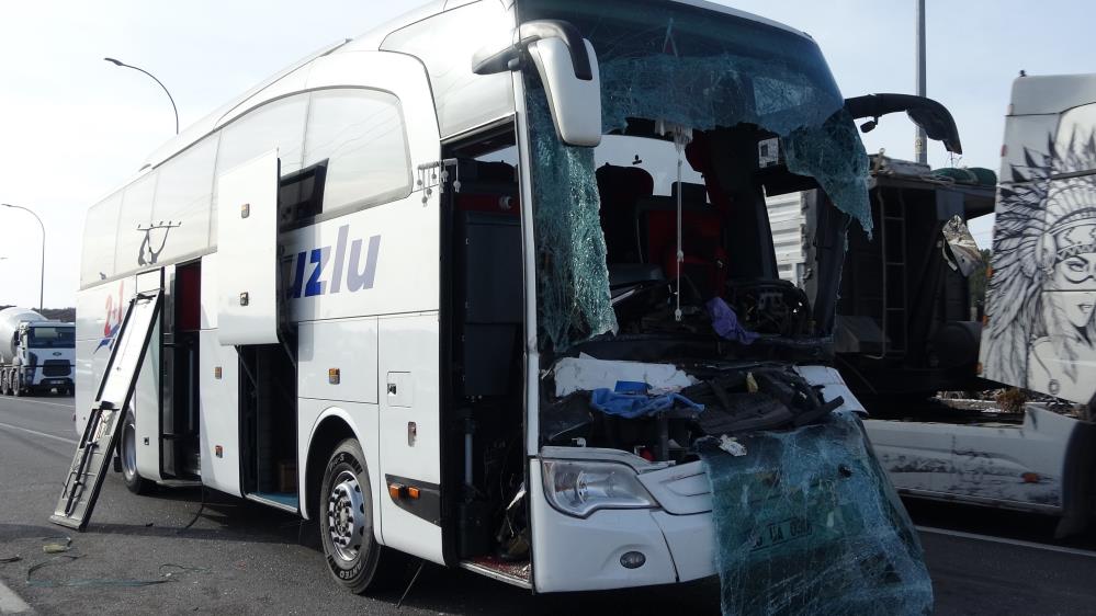 Yolcu otobüsü TIR’a çarptı: 12 yaralı