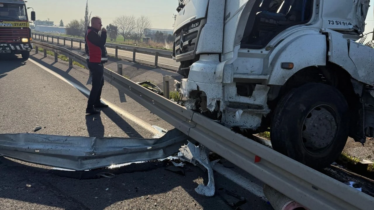 Yakıt tankeri refüje çarptı!