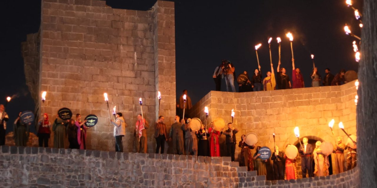 Diyarbakır Surları’nda meşaleli ve erbaneli Newroz kutlaması