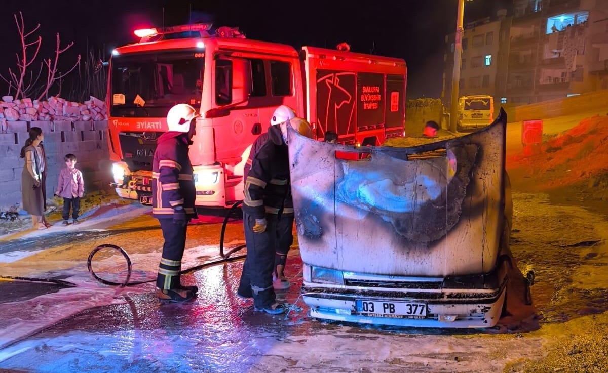 Urfa’da otomobil alevlere teslim oldu