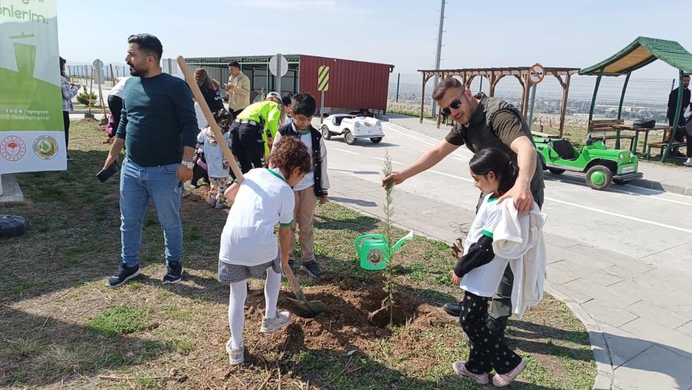 Batman’da 100 öğrenci 116 adet fidan dikti