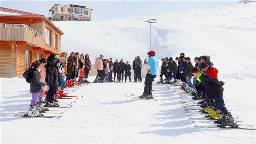 Hakkari’de öğrenciler kayakla buluştu