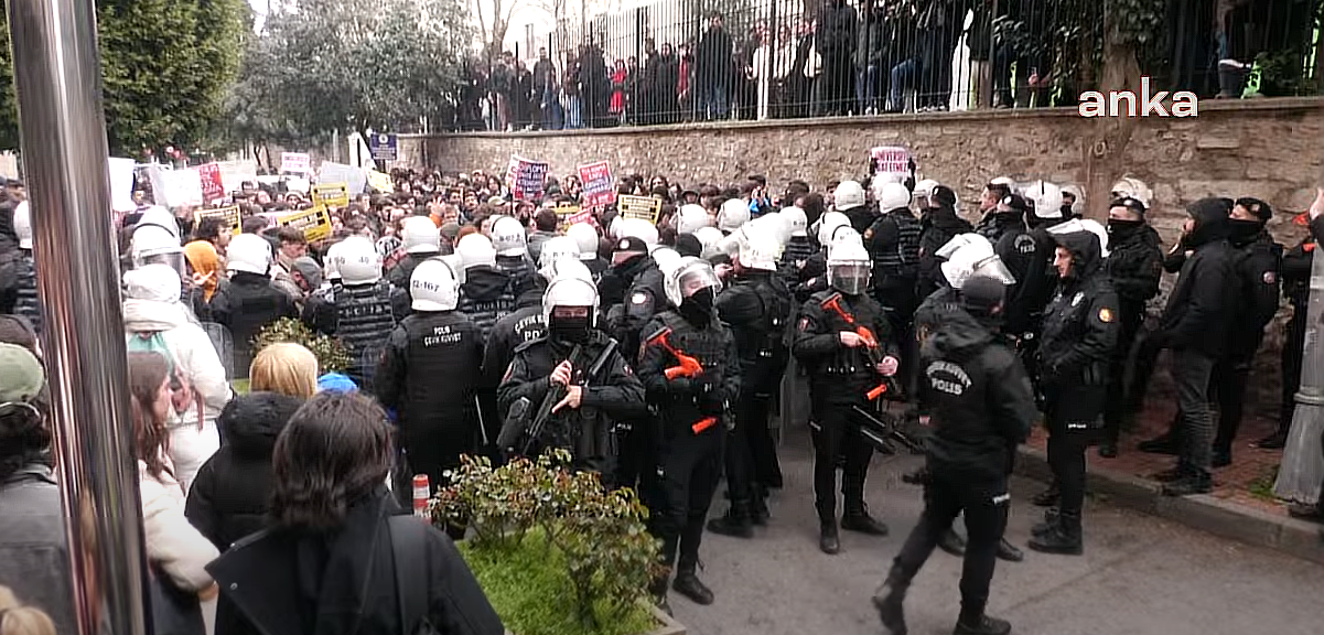 Öğrencilerin İmamoğlu protestosuna sert müdahale