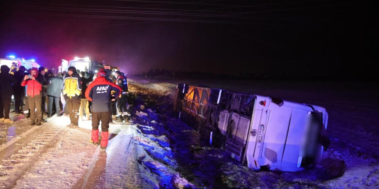 Aksaray'da yolcu otobüsü devrildi: 20 yaralı