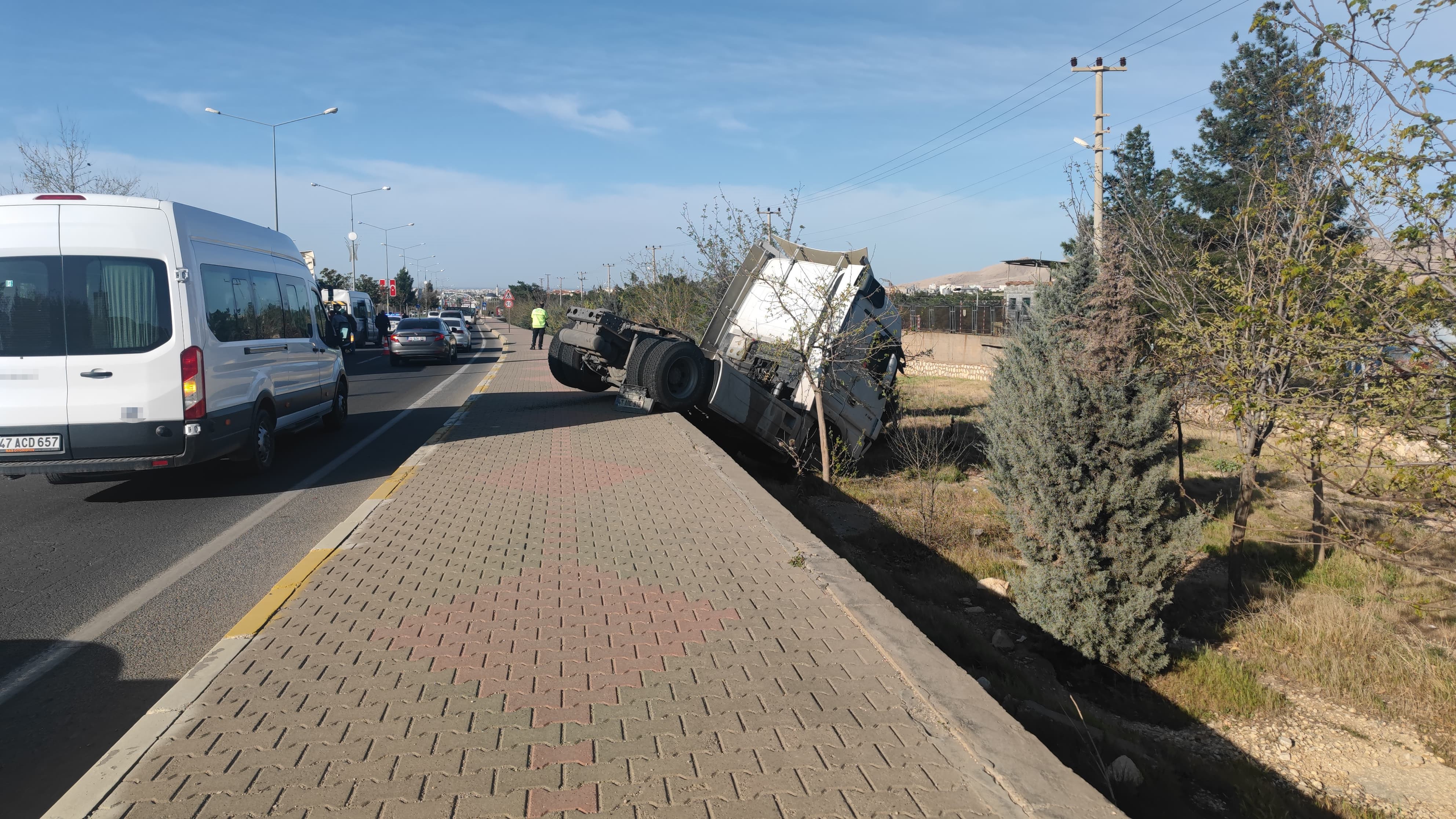 Tır servis aracına çarptı: 2 yaralı