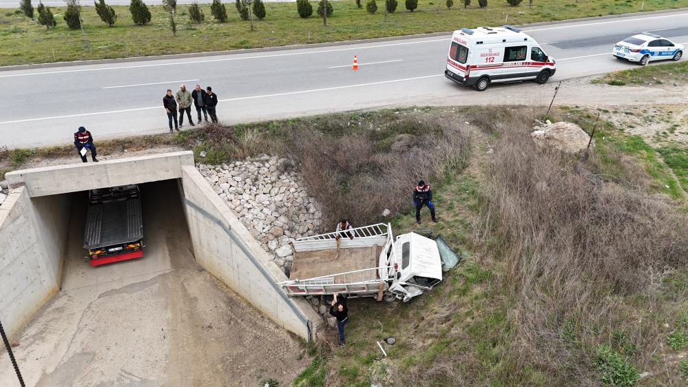 Çanakkale'de çalıntı kamyonetle şarampole uçtu