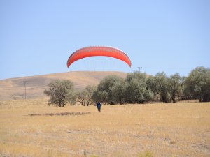 Tuşba Belediyesi’nden Yamaç Paraşütü gösterisi