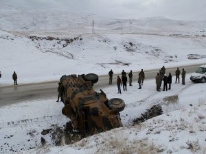 Başkale'de askeri araç devrildi