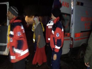 Hasta kurtarmaya giden ambulans çamura saplandı