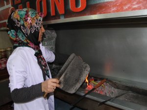 KADIN KEBAP USTASI ERKEKLERE TAŞ ÇIKARIYOR