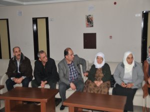 Müslim’in eşi Kobanê’li aileleri ziyaret etti