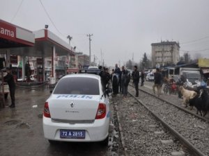 Batman'da yolcu treni bir kadına çarptı