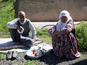 70’lik karı koca, su pompalama istasyonunda yaşam mücadelesi veriyor