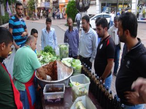 İFTARIN VAZGEÇİLMEZİ ÇİĞ KÖFTE TEZGAHLARDAKİ YERİNİ ALDI