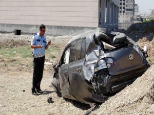 SINAVA YETİŞEBİLMEK İÇİN AŞIRI HIZ YAPAN EHLİYETSİZ SÜRÜCÜ KAZA YAPTI