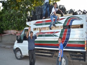 Topladığı plastik kasalar çocuklarına ekmek oluyor